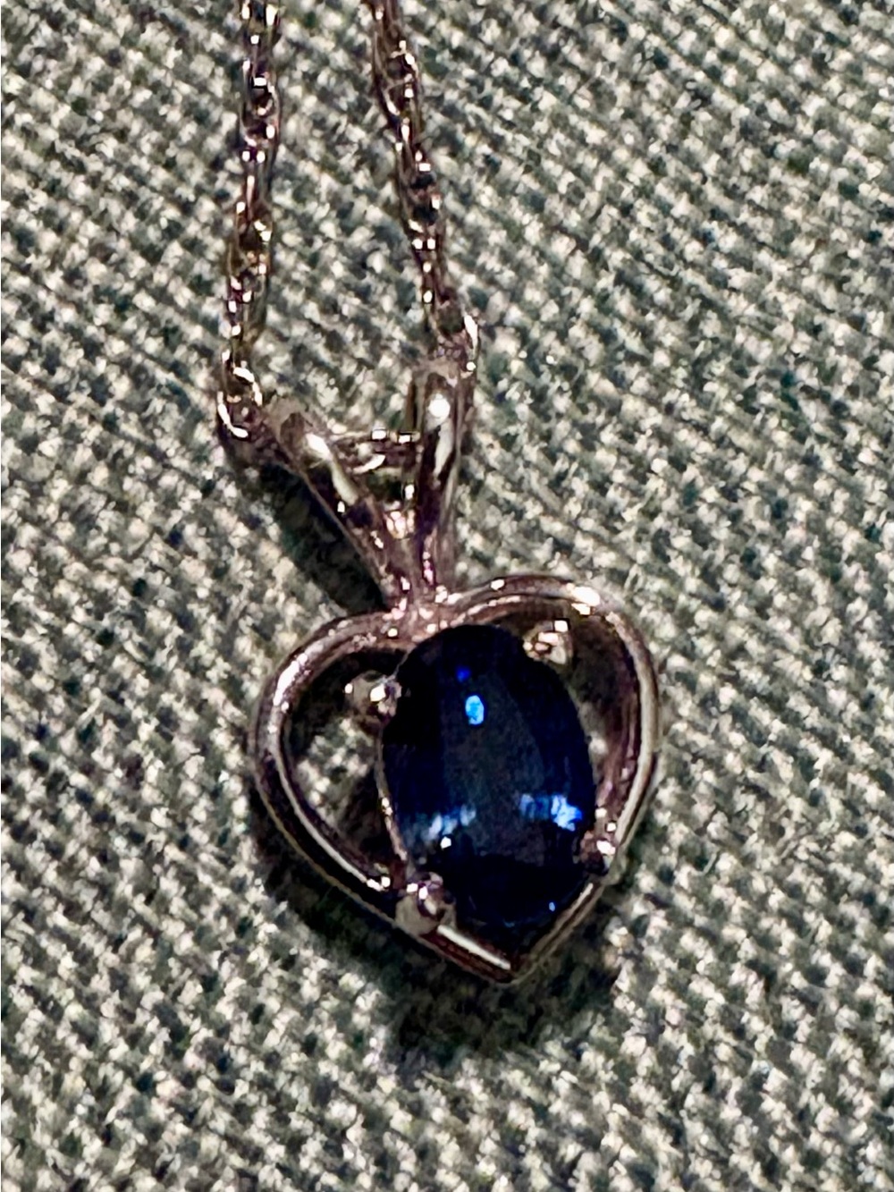 Natural oval-cut sapphire heart pendant 14k white gold with chain